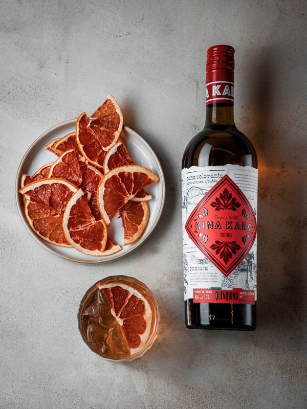 Bouteille Kina Karo Rouge avec cocktail